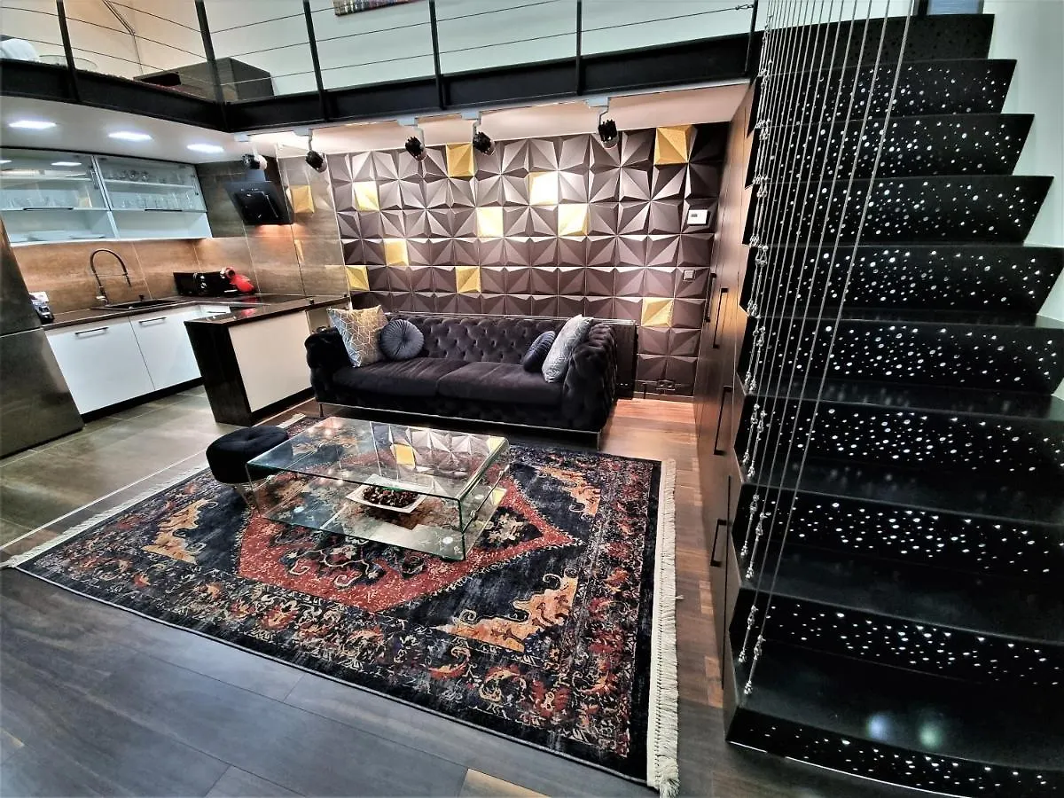 Goldcentral Apartment Art B6-Private Terrace-Steps From New York Cafe Budapeszt